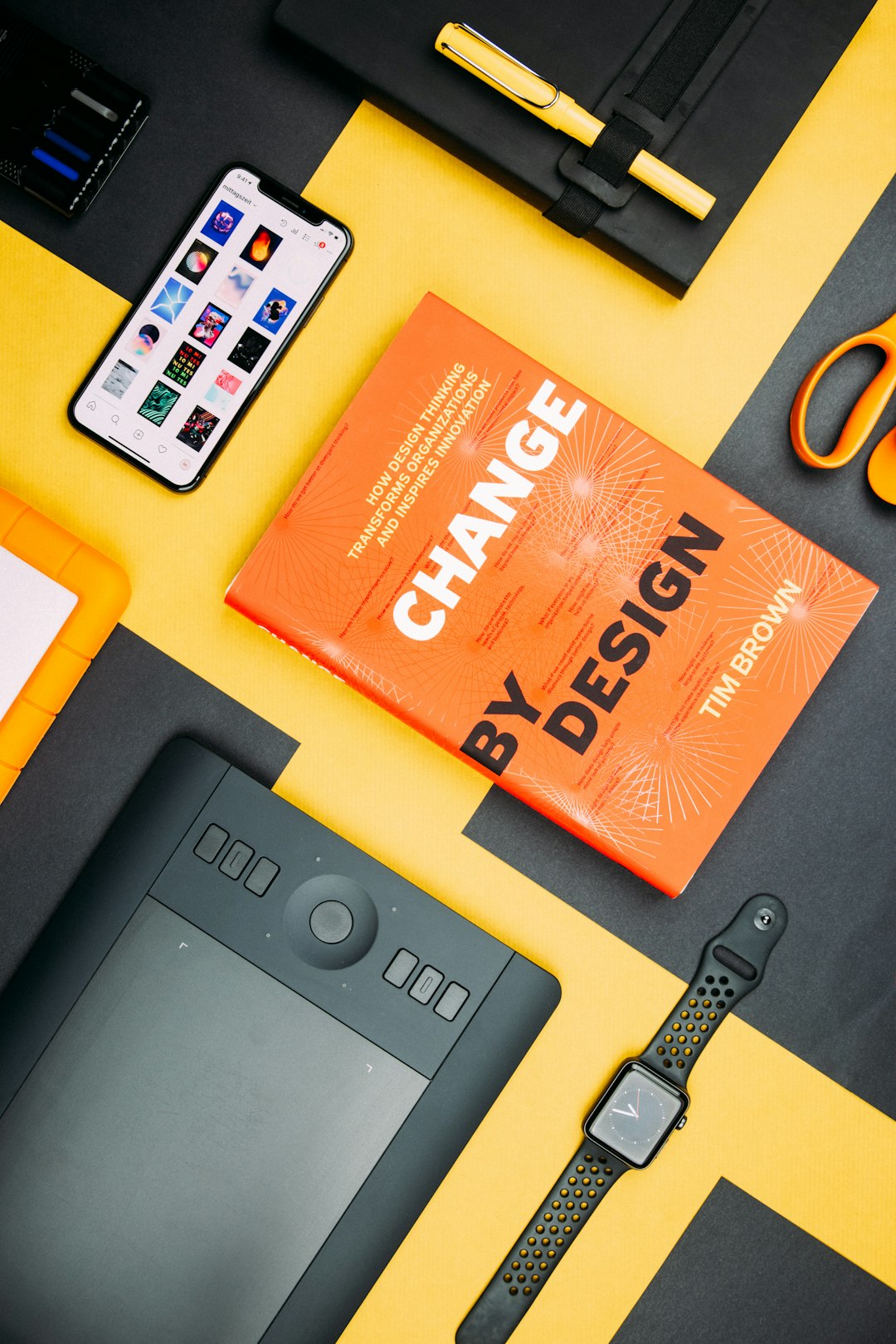 vision change-by-design-by-tim-brown-book-beside-smartphone-iyanci0cyrk